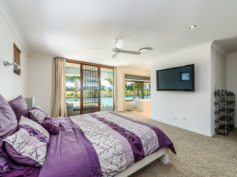 8 Anchorage Way, Biggera Waters QLD 4216