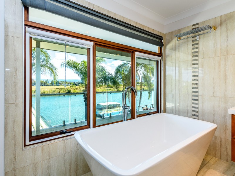 8 Anchorage Way, Biggera Waters QLD 4216