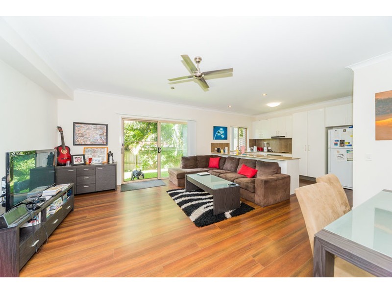 2/18 Fourth Avenue, Labrador QLD 4215