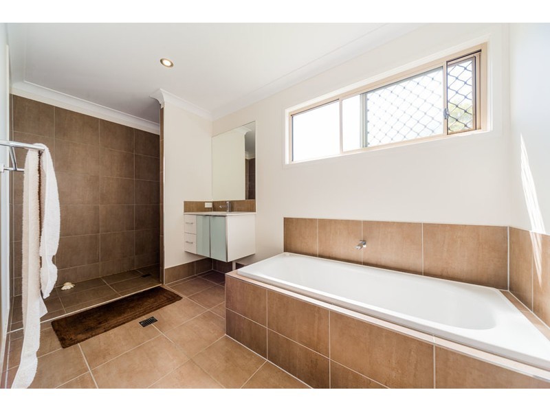 2/18 Fourth Avenue, Labrador QLD 4215