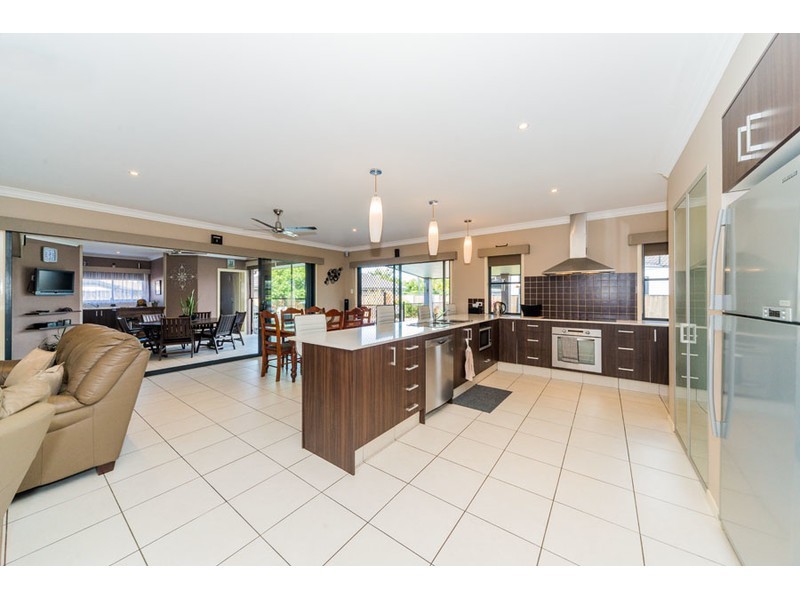 9 St Maarten Crescent, Oxenford QLD 4210