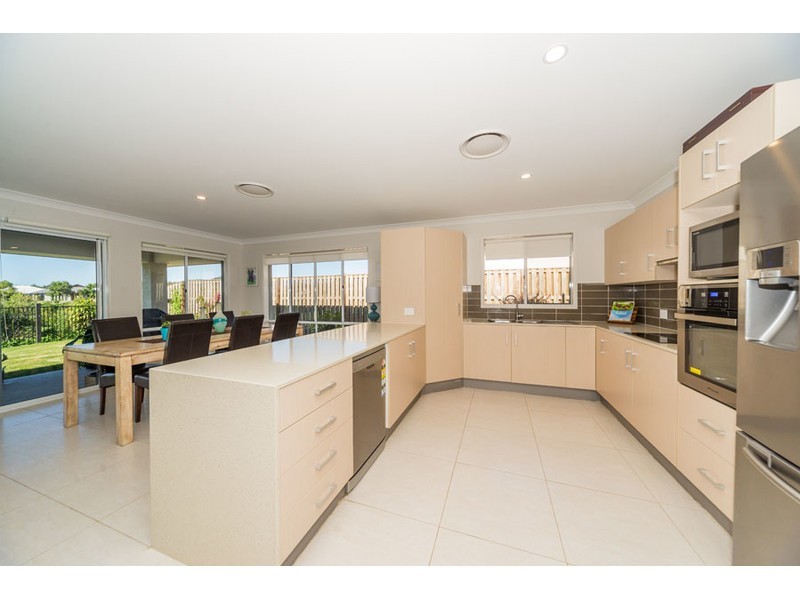 7 Summerstone Place, Maudsland QLD 4210