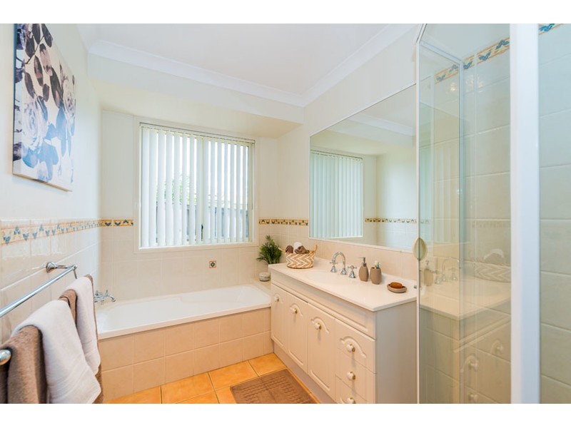 8 Laysan Crescent, Oxenford QLD 4210