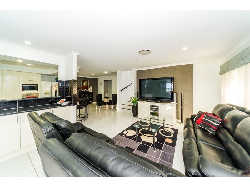 5 Temoe Rise, Pacific Pines QLD 4211