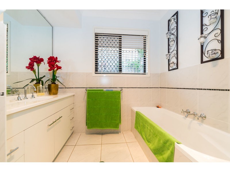 5 Temoe Rise, Pacific Pines QLD 4211