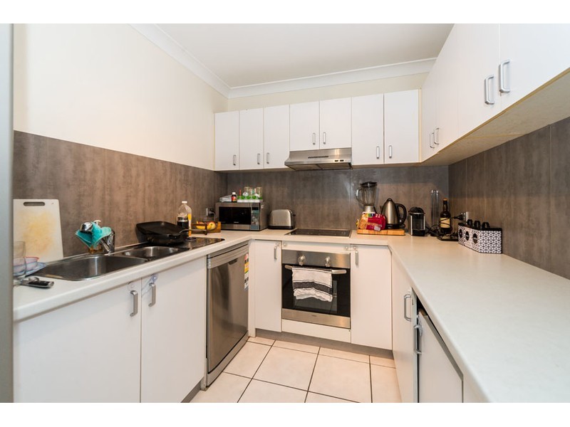 2/213 Central Street, Labrador QLD 4215