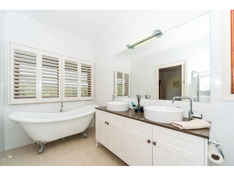 136 Gladrose Crescent, Wongawallan QLD 4210