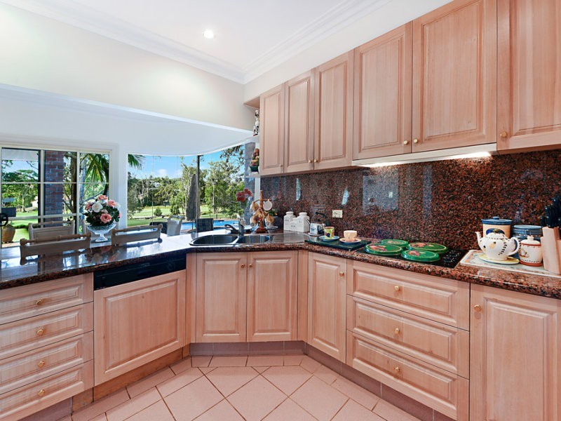 8 Ben Hogan Crescent, Parkwood QLD 4214