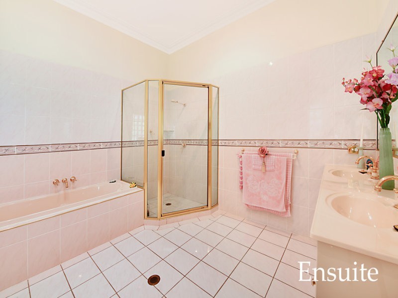 8 Ben Hogan Crescent, Parkwood QLD 4214