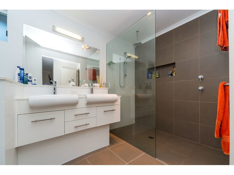 121 Kindra Avenue, Southport QLD 4215