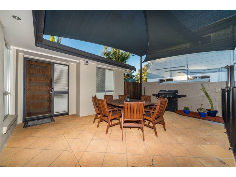 121 Kindra Avenue, Southport QLD 4215