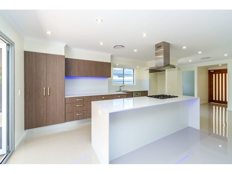 8 Dromana Crescent, Helensvale QLD 4212