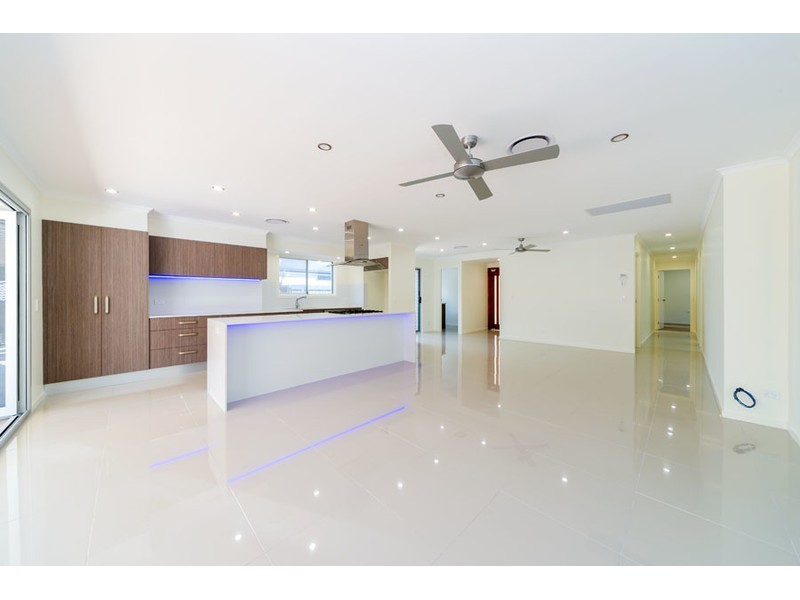 8 Dromana Crescent, Helensvale QLD 4212