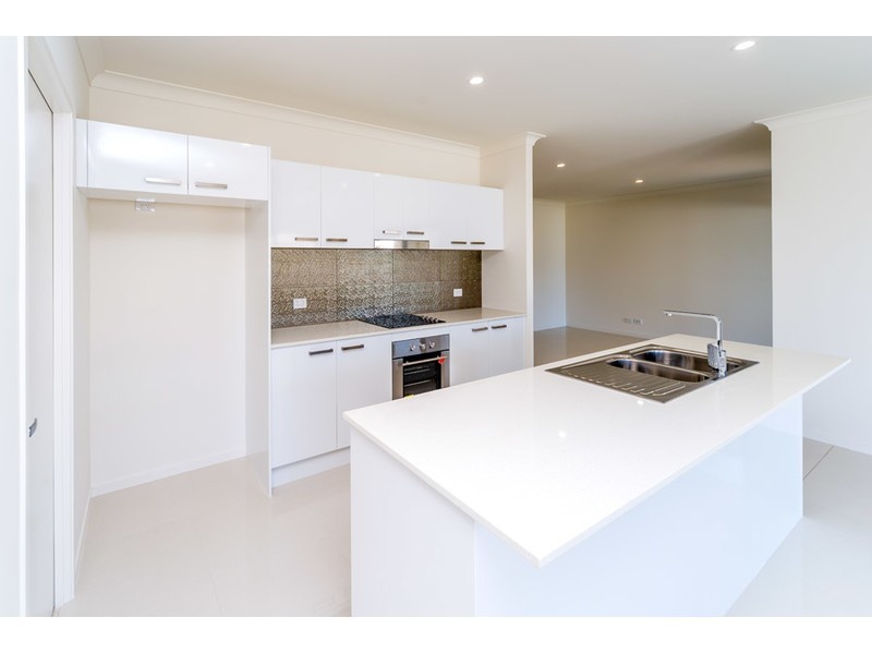 33 Greenvale Crescent, Maudsland QLD 4210