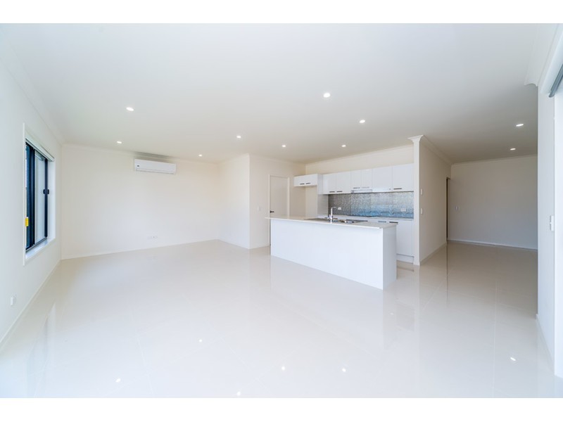 33 Greenvale Crescent, Maudsland QLD 4210