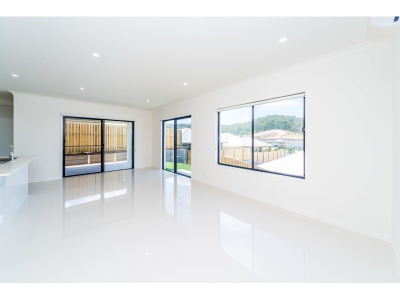 33 Greenvale Crescent, Maudsland QLD 4210