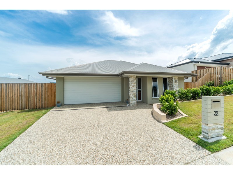 32 Hillstone Crescent, Maudsland QLD 4210