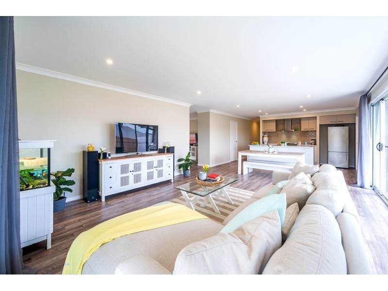 32 Hillstone Crescent, Maudsland QLD 4210