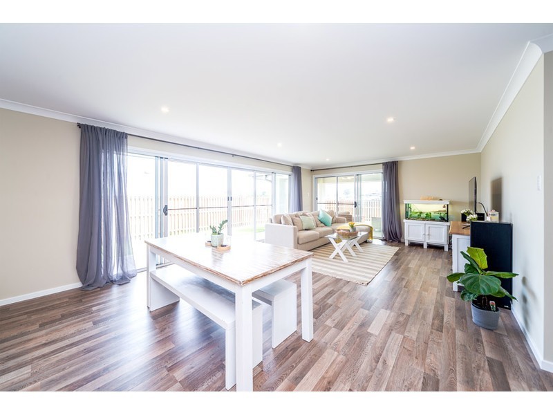 32 Hillstone Crescent, Maudsland QLD 4210