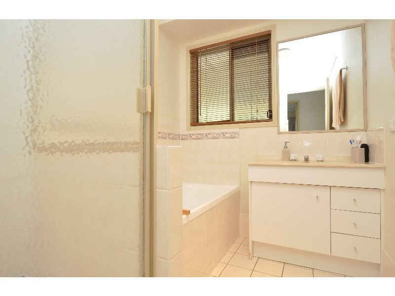 8 Pinemount Crescent, Oxenford QLD 4210