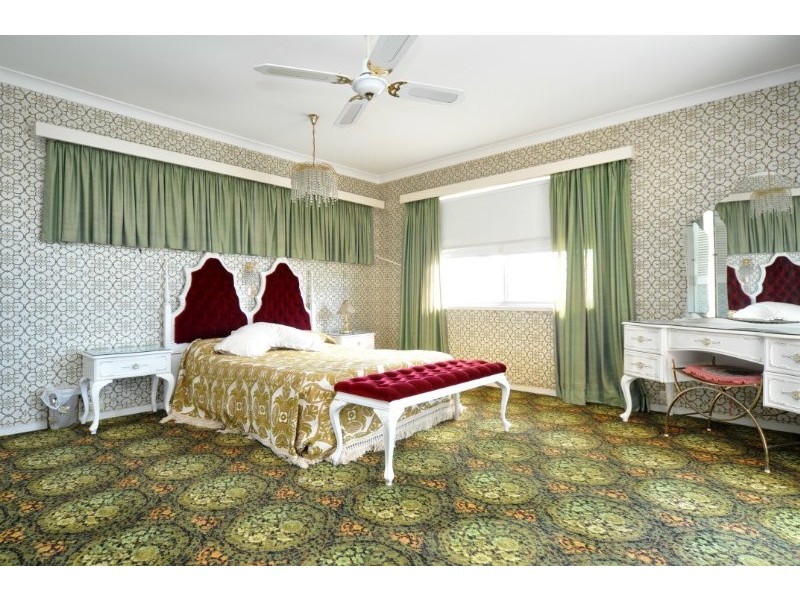 122 Monaco Street, Broadbeach Waters QLD 4218