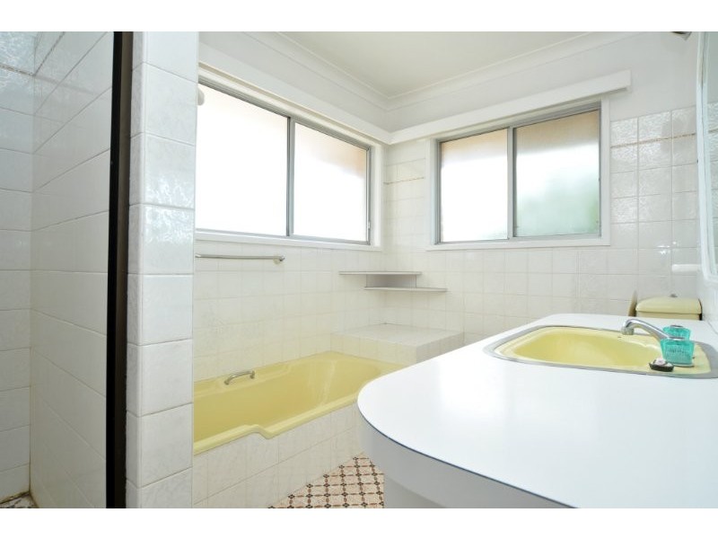 122 Monaco Street, Broadbeach Waters QLD 4218