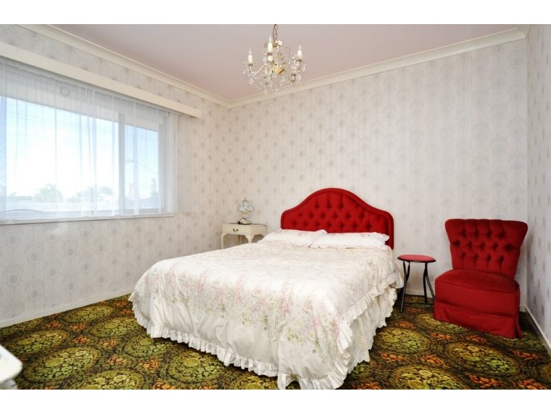 122 Monaco Street, Broadbeach Waters QLD 4218