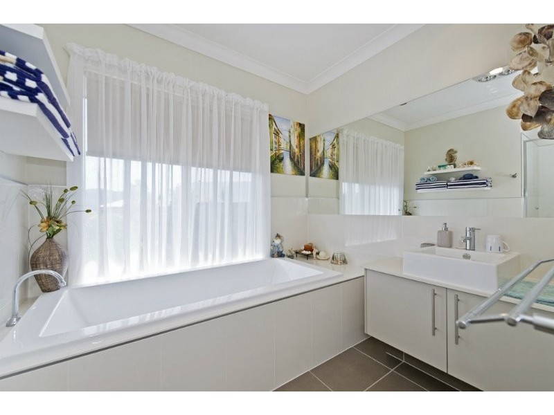 9 Greenacre Way, Maudsland QLD 4210