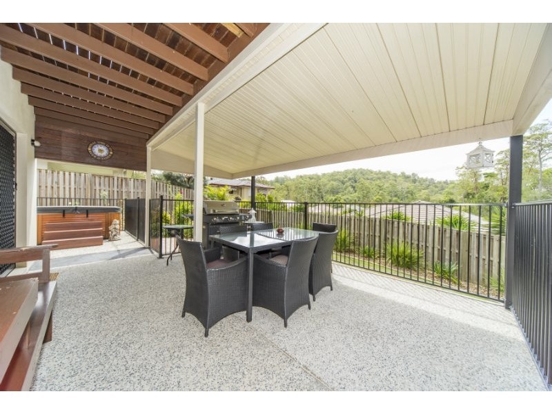 99 Roberts Drive, Maudsland QLD 4210