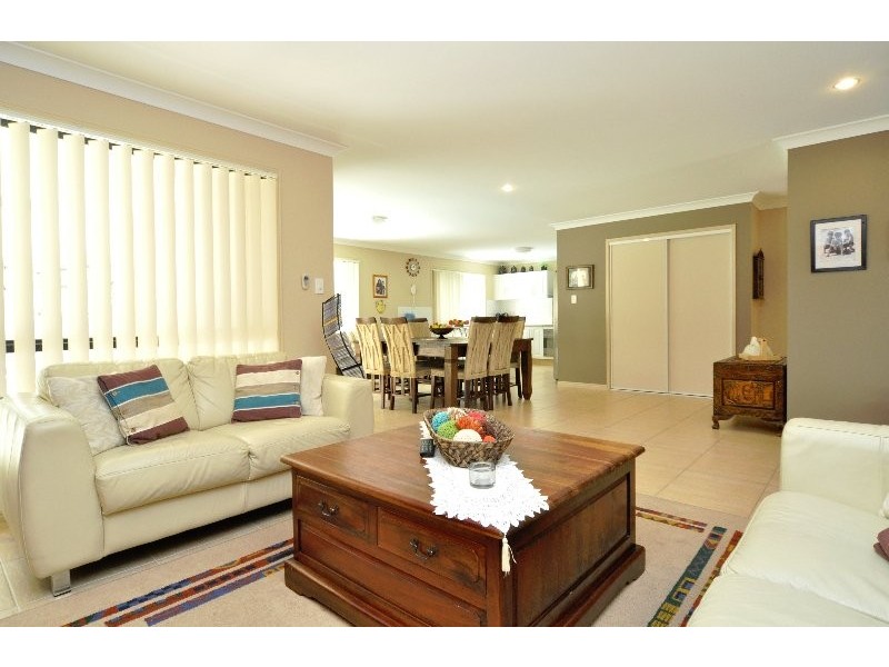 17 Caragh Crescent, Oxenford QLD 4210