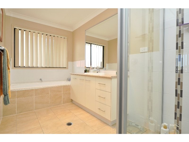 17 Caragh Crescent, Oxenford QLD 4210