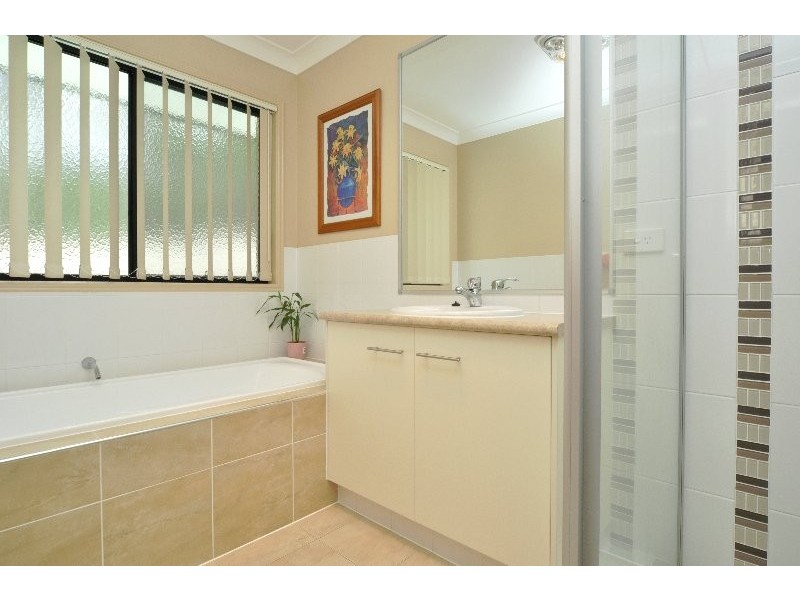 17 Caragh Crescent, Oxenford QLD 4210