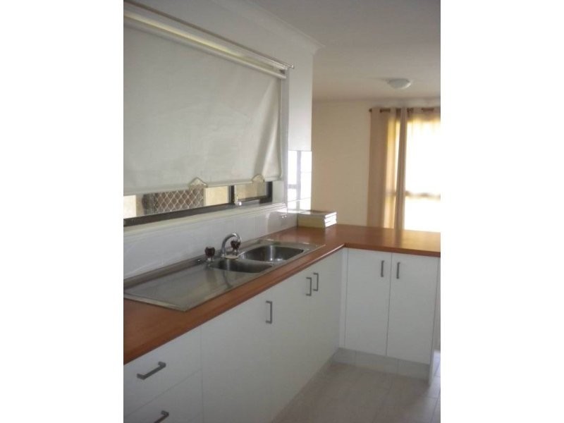 2/215 Central Street, Labrador QLD 4215