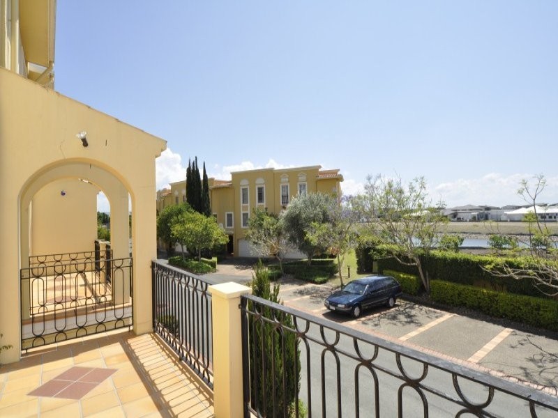 1/14 Pendraat Parade, Hope Island QLD 4212