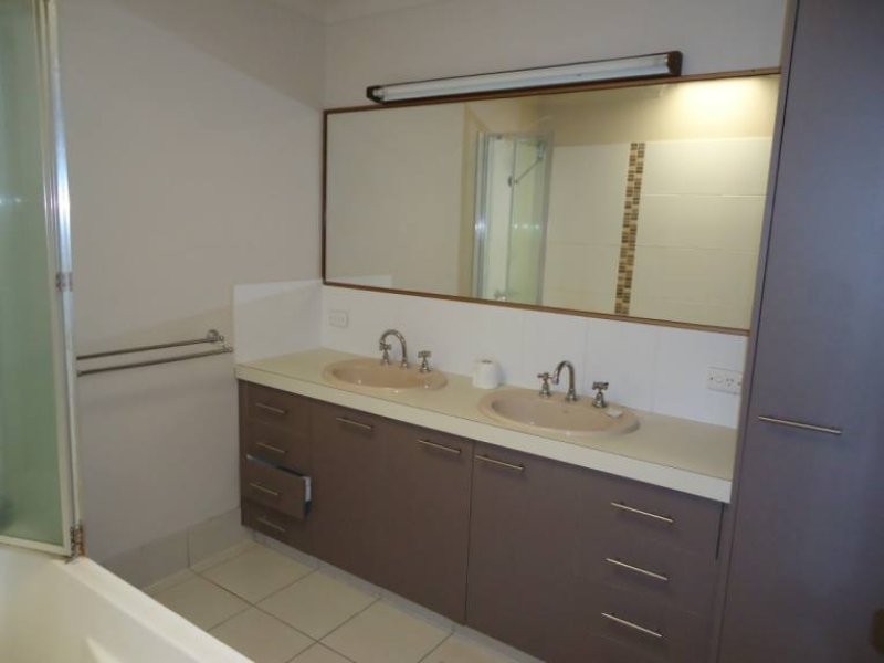 1/1 Vona Place, Labrador QLD 4215