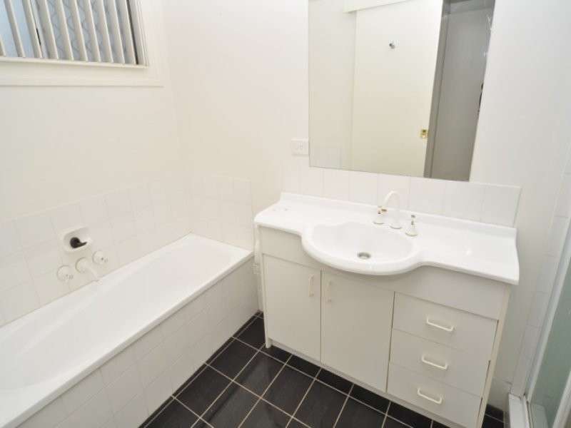 2/4 Hill Court, Labrador QLD 4215