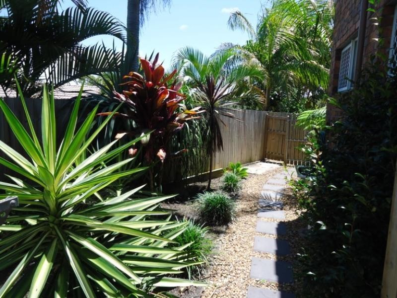 2/4 Hill Court, Labrador QLD 4215