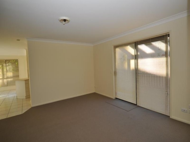 2/104 Greenacre Drive, Parkwood QLD 4214