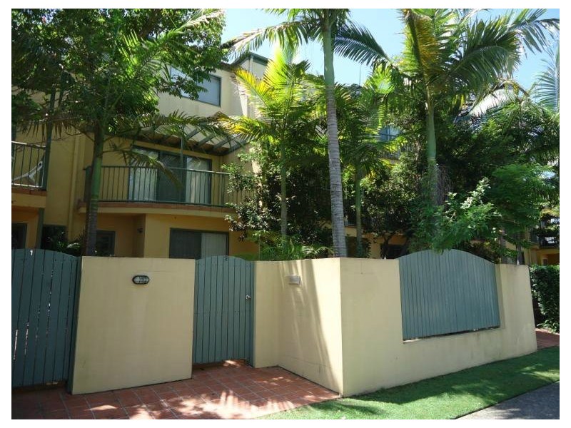 2/3 Bradford Street, Labrador QLD 4215