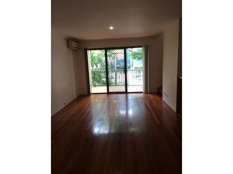 2/3 Bradford Street, Labrador QLD 4215