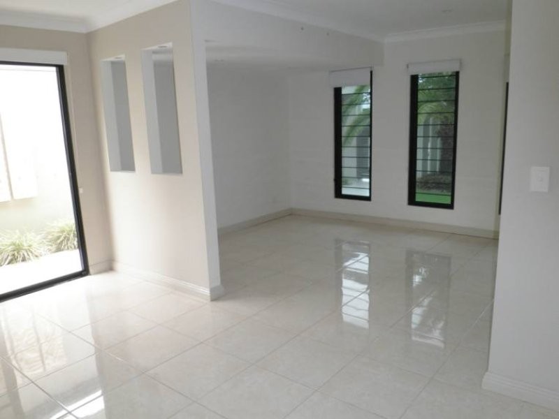 8 Marco Polo Place, Hollywell QLD 4216