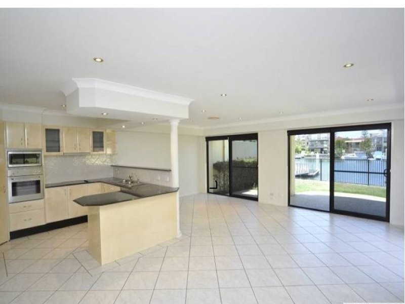 2/48 Vaggelas Crescent, Biggera Waters QLD 4216