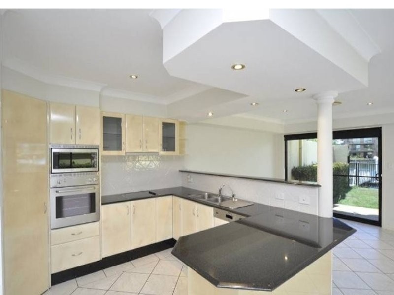 2/48 Vaggelas Crescent, Biggera Waters QLD 4216