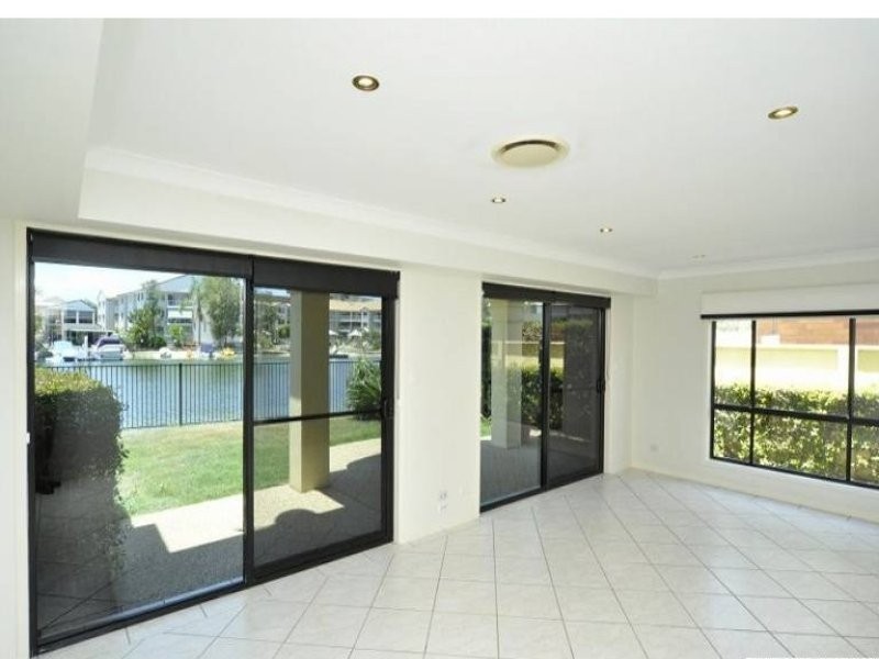 2/48 Vaggelas Crescent, Biggera Waters QLD 4216