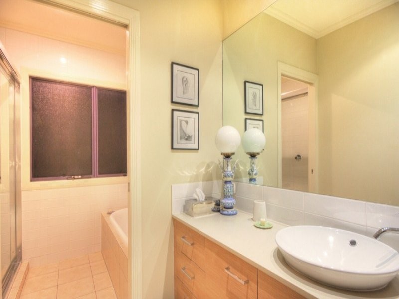 2/20 Rouen Avenue, Paradise Point QLD 4216