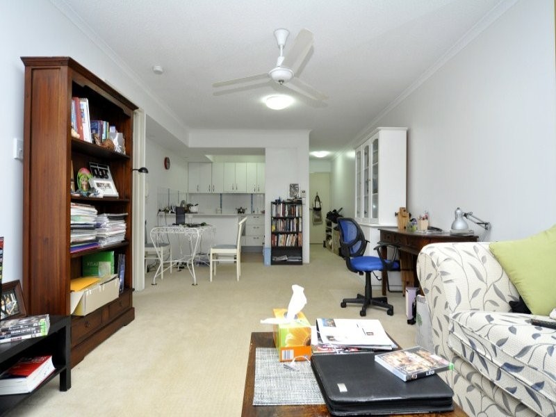 2/77 Brighton Parade, Southport QLD 4215