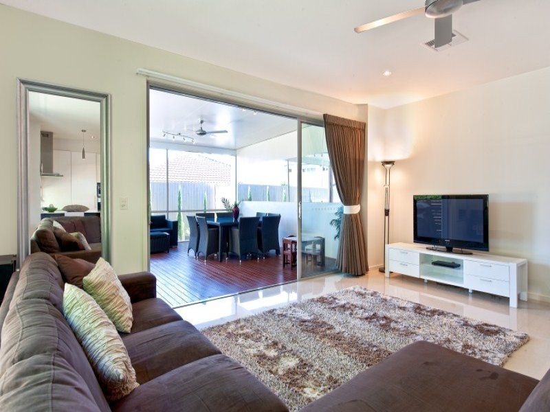 2/15 Teal Avenue, Paradise Point QLD 4216