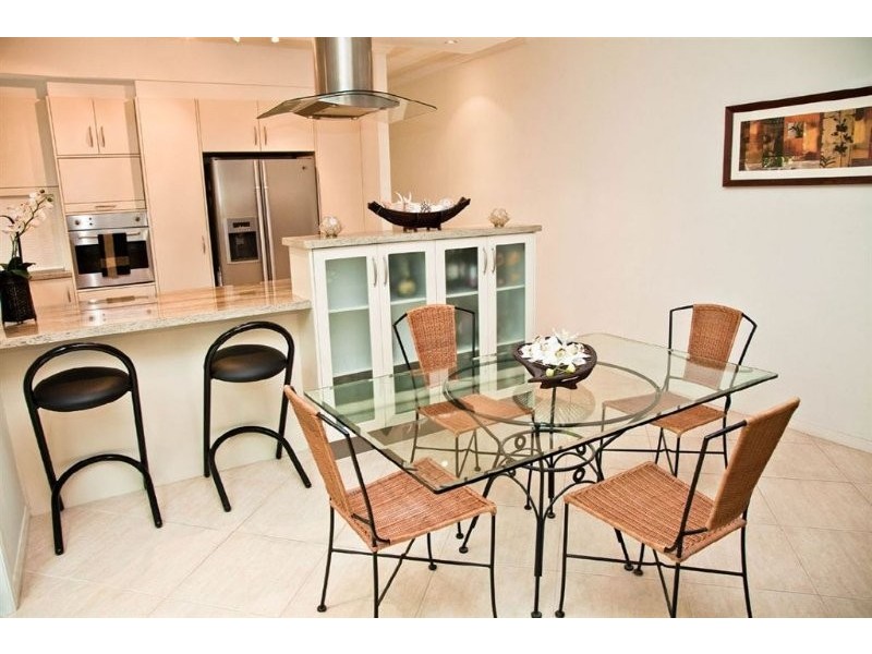 2/27 Donald Avenue, Paradise Point QLD 4216