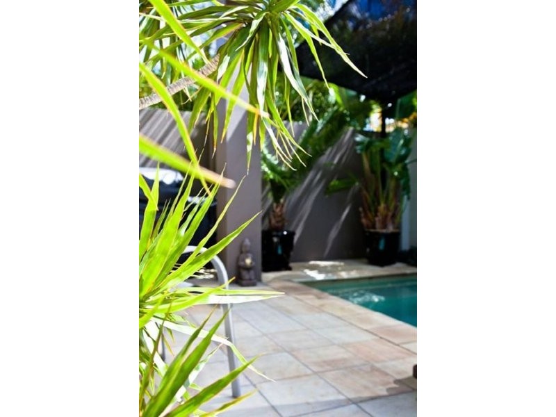 2/27 Donald Avenue, Paradise Point QLD 4216