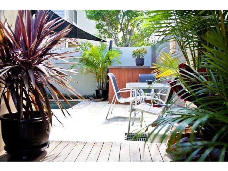 2/27 Donald Avenue, Paradise Point QLD 4216